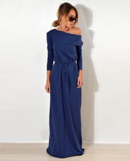 Maxi blauen Kleid mit einem einfachen Pose