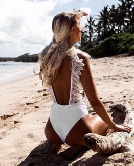 Surprise everyone with your figure thanks to this boho chic swimsuit