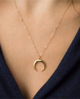 Leaves everyone with his mouth open with this lovely pendant with inverted moon