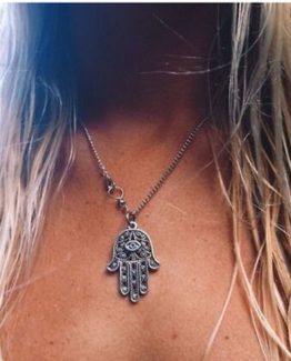 Leaves everyone with his mouth open with this pendant hamsa hand
