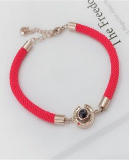 Laissez couler l'amour dans votre relation à travers ce bracelet en fil rouge avec le message d'amour