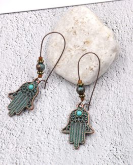 It unveiled a new look thanks to this set of earrings boho chic with hamsa hand