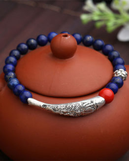 Logra un perfecto equilibrio de estilo con esta pulsera de lapislázuli con plata tibetana
