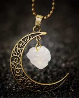 Let the power of the moon enters you with this pendant boho chic