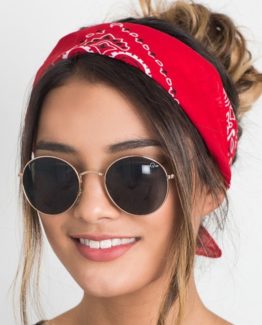 Surprises with a unique style with this chic boho bandana