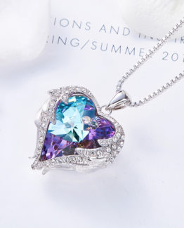 Surprise everyone with this pendant with crystals Svarovski
