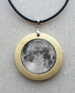 Surprise everyone with your pendant eclipse