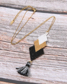 Strikes a unique style with this pendant boho chic