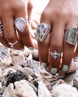 Strikes a unique look thanks to these chic boho rings