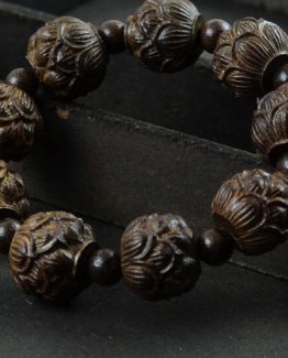 Achieves greater internalization with this Buddhist lotus bracelet