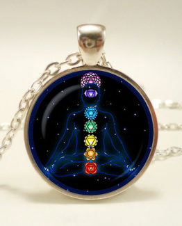 Achieves balance with this pendant 7 chakras